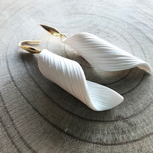 Boucles d'oreilles pendantes, pendentif feuille incurvée, boucles d'oreilles hypoallergéniques, bijoux feuille, boucles d'oreilles bohèmes, boucles d'oreilles légères, boucles d'oreilles en argile