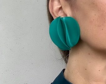Handgemaakte bloemblaadjesoorbellen, groene smaragdgroene kleioorbellen, unieke, opvallende oorbellen, cadeau voor haar, opvallende, oversized oorbellen
