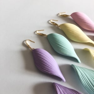Ohrhänger und Tropfenohrringe, kurviger Blattanhänger, pastellfarbene Tonohrringe, Blattschmuck, Boho-Ohrringe, leichte Ohrringe, Tonohrringe