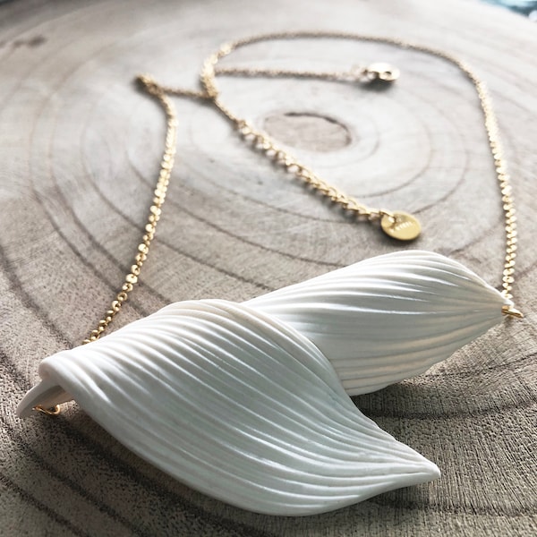 Curvy leaf Necklace, Statement white Necklace, Brides Necklace, wedding necklace, waves necklace, contemporary jewelry, white clay necklace