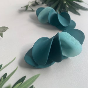 Handmade Petal Earrings, shades of green clay earrings ,unique bold earring, gift for mom, bold oversized earrings , Unique Edgy earrings zdjęcie 6
