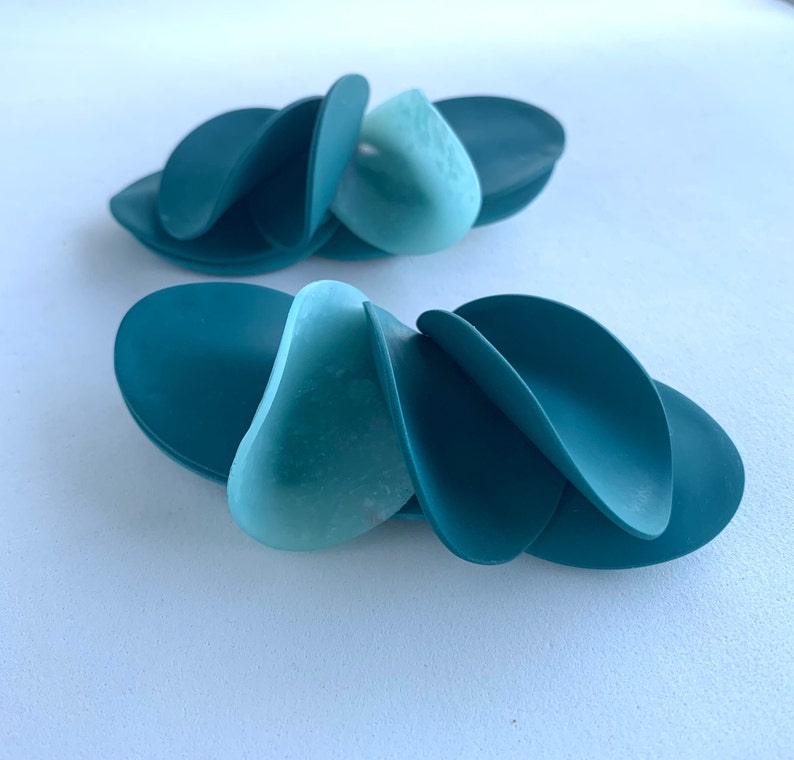 Handmade Petal Earrings, shades of green clay earrings ,unique bold earring, gift for mom, bold oversized earrings , Unique Edgy earrings zdjęcie 10