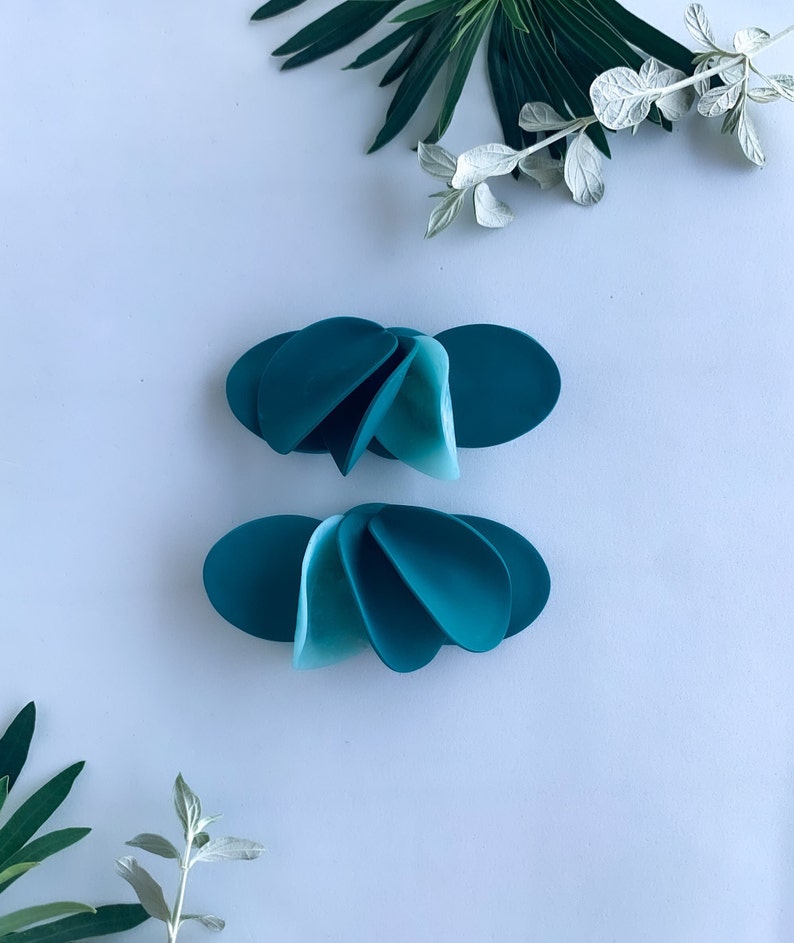 Handmade Petal Earrings, shades of green clay earrings ,unique bold earring, gift for mom, bold oversized earrings , Unique Edgy earrings zdjęcie 8