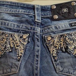Miss Me maat 25 stijl JP8194B Signature bootcut verfraaide strass hippie-jeans