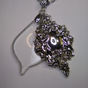 Silver-Plated Art Nouveau Ornate Angel Pointy Teardrop Shape Magnifying Glass Pendant Necklace