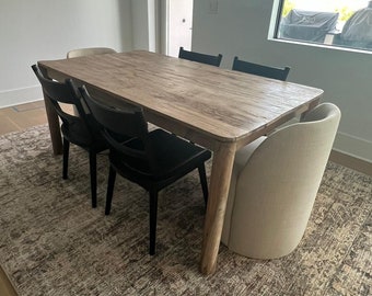 Rustikt matbord i valnöt med live edge – Smal design i massivt trä
