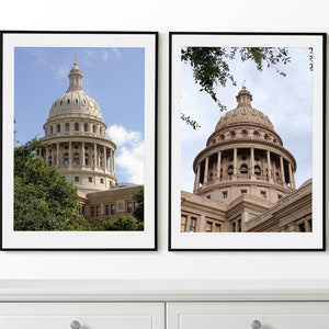Puede incluir: Dos fotografías enmarcadas del edificio del Capitolio del Estado de Texas en Austin, Texas. Las fotos están en marcos negros y muestran el edificio desde diferentes ángulos.