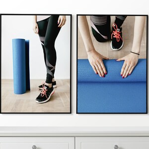 Puede incluir: Dos fotos enmarcadas de una persona desenrollando una esterilla de yoga azul. La persona lleva pantalones negros y zapatillas deportivas.