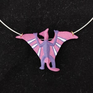 Collar de gargantilla Pterodáctilo - rosa bebé con rayas púrpuras y blancas
