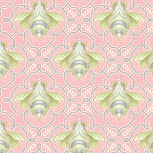 Op de afbeelding: Een herhalend patroon met gestileerde bijen met groene vleugels en gestreepte lichamen, tegen een roze achtergrond met een geometrisch grijs traliewerkontwerp. Het patroon bevat kleine witte stippen en bladeren.