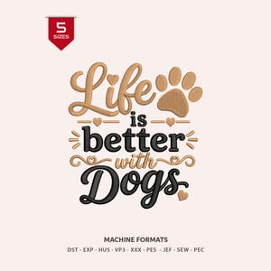 Op de afbeelding: Een borduurontwerp met de tekst Life is better with Dogs in beige en zwart garen. Het ontwerp bevat een pootafdruk, kleine hartjes en decoratieve krullen. Een rood label bovenaan geeft aan dat er 5 maten beschikbaar zijn.