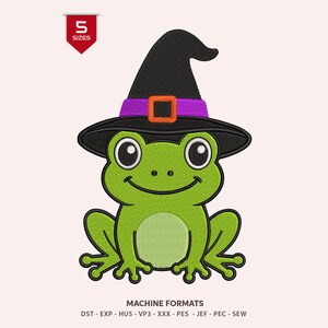 Puede incluir: Un diseño de bordado de una rana verde con un sombrero de bruja negro, una banda morada y una hebilla naranja. La imagen incluye una etiqueta roja que dice 5 SIZES y una lista de formatos de máquina: DST, EXP, HUS, VP3, XXX, PES, JEF, PEC y SEW.