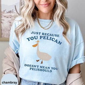 Comfort Colors® Solo perché sei un pellicano non significa che tu sia un pellicano. T-shirt unisex, maglietta con grafica strana, maglietta con grafica divertente, maglietta squilibrata.