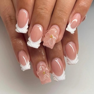 Unghie finte con fiori 3D e french manicure