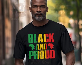 Puede incluir: Una camiseta negra con las palabras "Black and Proud" en letras verdes, amarillas y rojas. Las letras están desgastadas y tienen un aspecto vintage. La camiseta también presenta una silueta del continente africano en verde y amarillo.
