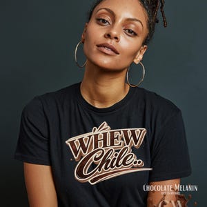 以下が含まれることがあります： 「Whew Chile」の文字が茶色と白でデザインされた黒いTシャツ。Tシャツには「Chocolate Melanin Tees & Apparel」の文字とロゴも入っています。画像に写っている人物は、金のフープイヤリングをしています。