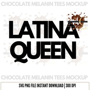 Puede incluir: Diseño gráfico de texto en blanco y negro que dice "LATINA QUEEN" con un diseño de salpicadura de chocolate marrón en el fondo.