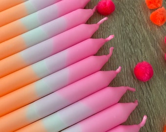 Velas tingidas à mão em tons de rosa, branco e laranja, 18 cm - Velas cônicas coloridas tingidas artesanalmente.