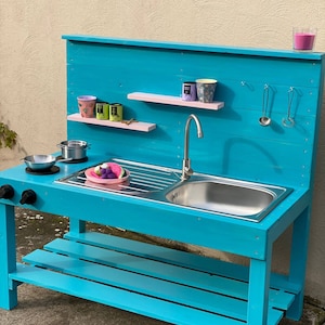tommywood.de Outdoor modderkeuken van hout in turkooisroze voor kinderen van tommywood.de