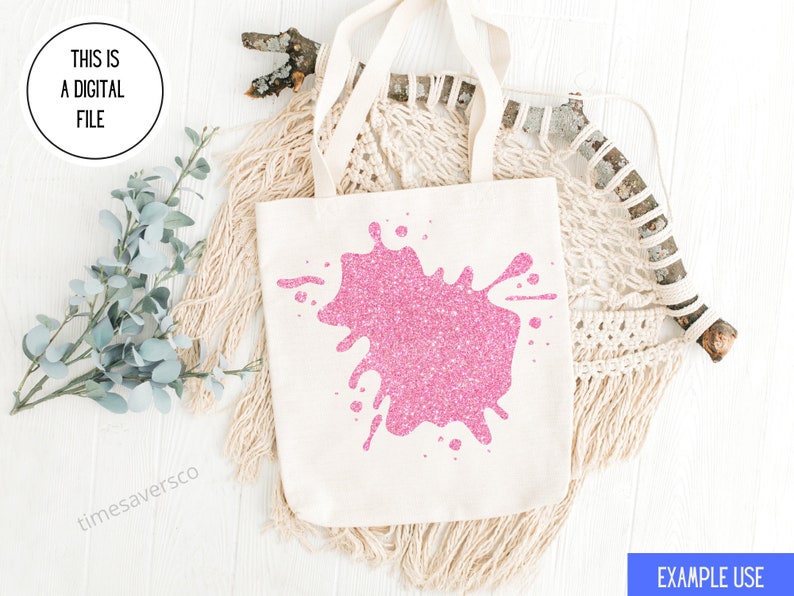 Pu&ograve; includere: Una borsa tote color crema con un grande design a spruzzo di glitter rosa. La borsa ha manici color crema e il testo "THIS IS A DIGITAL FILE" in un cerchio. Il testo "EXAMPLE USE" &egrave; in un rettangolo blu.