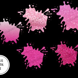 Pu&ograve; includere: Cinque schizzi di vernice glitterata rosa su sfondo nero. Gli schizzi variano di tonalit&agrave;, con un elemento grafico circolare che recita "THIS IS A DIGITAL FILE". Adatto per progetti di design digitale.