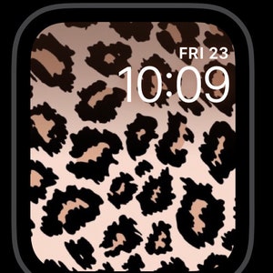 K&ouml;nnte beinhalten: Ein digitales Zifferblatt mit einem Hintergrund aus Leopardenmuster. Die Uhrzeit ist 10:09 Uhr und das Datum ist FR 23.