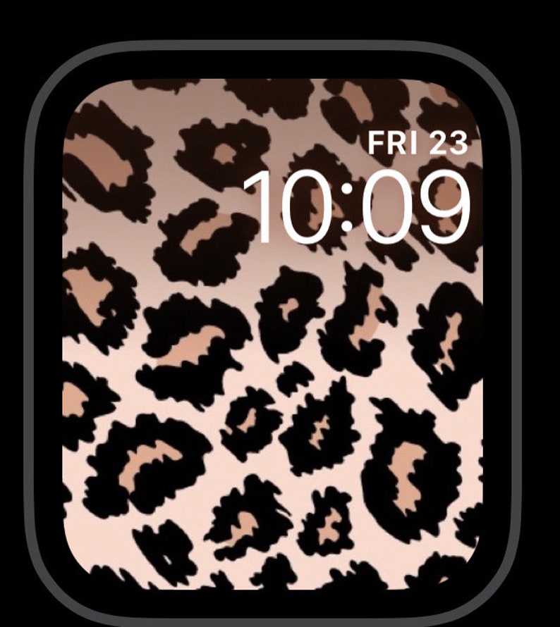 K&ouml;nnte beinhalten: Ein digitales Zifferblatt mit einem Hintergrund aus Leopardenmuster. Die Uhrzeit ist 10:09 Uhr und das Datum ist FR 23.