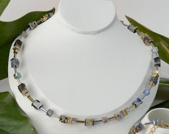 Parure collier avec pendentif, boucles d'oreilles et bracelet