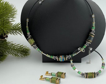 Parure collier avec pendentif, boucles d'oreilles et bracelet