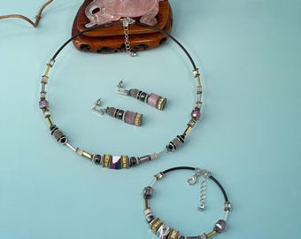 Parure collier avec pendentif, boucles d'oreilles et bracelet