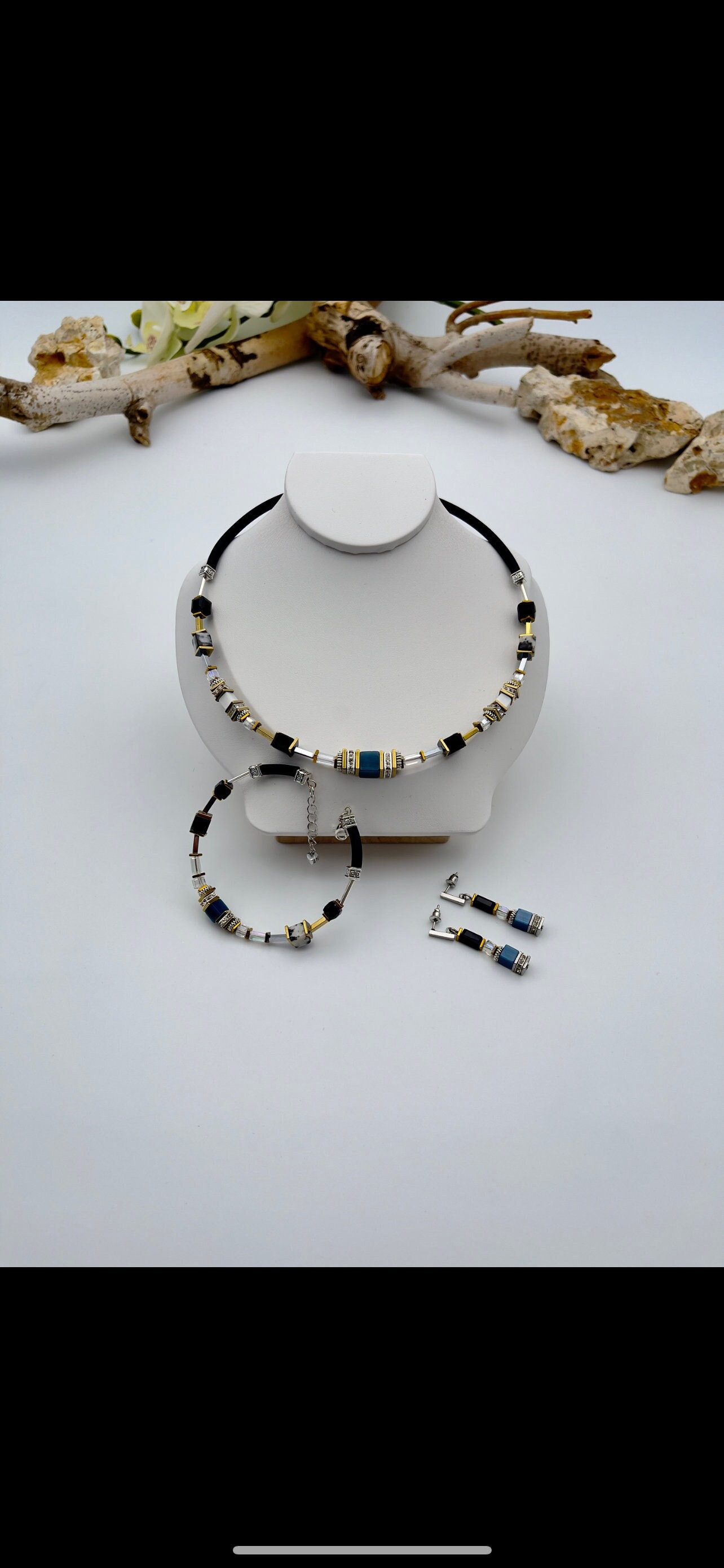Parure collier avec pendentif, boucles d'oreilles et bracelet