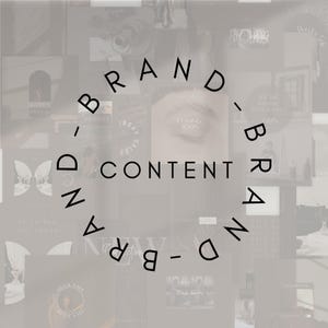 K&ouml;nnte beinhalten: Eine Collage in Graut&ouml;nen mit den Worten "BRAND CONTENT" in kreisf&ouml;rmiger Anordnung, wobei das Wort "BRAND" wiederholt wird. Verschiedene Bilder enthalten Text wie "COMING SOON" und "MEGA SALE".