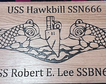 Puede incluir: Una placa de madera con una imagen grabada en blanco y negro de un escudo de submarino. El texto "USS Hawkbill SSN666" y "USS Robert E. Lee SSBN601" está grabado en la placa.