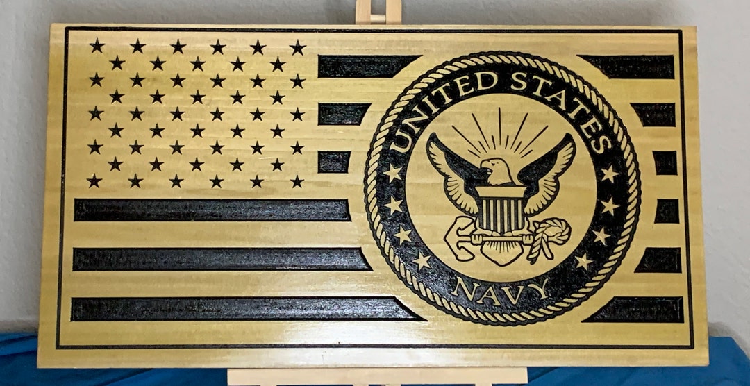 Veterano milare che tiene bandiera americana | Foto Gratis