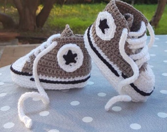 Scarpine per neonato stile converse fatte a mano all'uncinetto