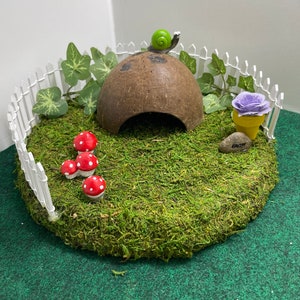 Suburbia - Reptile Coconut Hide, Moss Covered with Decor