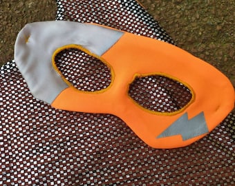 Reversible superhero costume: cape, mask and bracelets