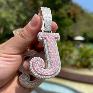 Gelado VVS Moissanite Diamante 3Ct Corte Redondo Lab Criado Rosa Safira J Carta Pingente Banhado A Ouro Branco 14 K / Pingente De Letra / Pingente De Nome