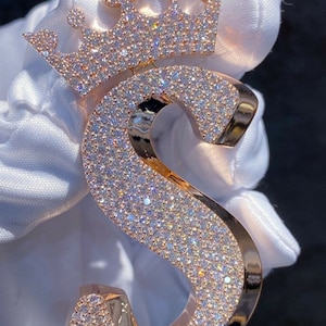 Letra S feita à mão personalizada com pingente de coroa / CZ / diamante redondo de moissanite / gelo 3D / pingente do seu sonho prata esterlina 925 2,5 polegadas