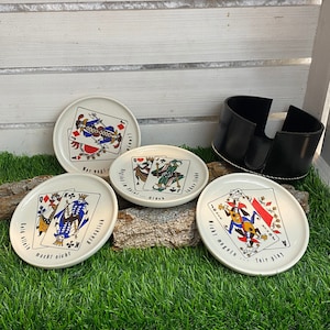 4 posavasos de porcelana con motivos de naipes y dicho en soporte de cuero, posavasos para botellas, snack bowls, accesorios de bar, vintage