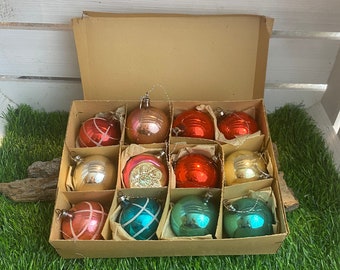 12 boules de Noël anciennes en verre, colorées, des années 1950, dans leur boîte d'origine