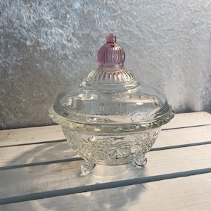Hermosa y divertida caja de vidrio / plato para dulces de cristal de plomo, decoración floral, Walther Glas, rosas