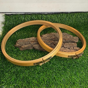 2 vintage embroidery frames / embroidery rings made of wood with metal screw, various sizes, shabby chic, for embroidery picture