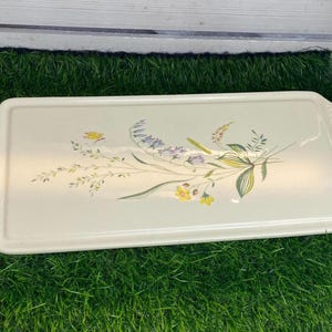 Plato rectangular de porcelana vintage para tartas o para el roscón de Reyes, con diseño de flores silvestres y mariposas, de los años 50/60.