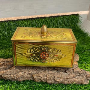 Scatola di latta dorata vintage, scatola di latta con coperchio e ornamenti, baule di latta, scatola di sigarette, circa anni '50