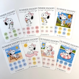 Puede incluir: Ocho tarjetas de ahorro rectangulares blancas tituladas SUMMER SNOOPY savings challenge. Cada tarjeta presenta un dibujo de Snoopy con un lazo rosa, varias ilustraciones veraniegas y filas de círculos de colores con importes en dólares.