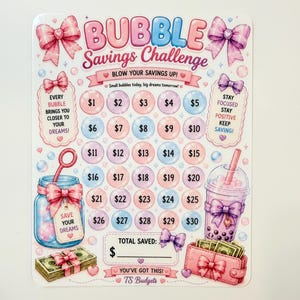 Op de afbeelding: Een rechthoekig Bubble Savings Challenge spaaroverzicht met roze en blauwe strikken, een raster van genummerde bubbels van 1 tot 30, een weckpot, een bubble tea en een portemonnee vol geld. Tekst bevat "BLOW YOUR SAVINGS UP!" en "TS Budgets."
