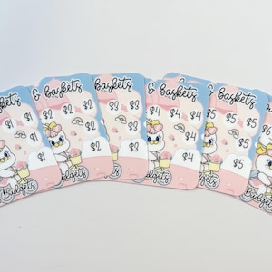 Puede incluir: Un conjunto de tarjetas de presupuesto con una combinación de colores pastel. Cada tarjeta presenta un personaje de pato de dibujos animados y el texto "Bows & Baskets" y "to Budgets". Las tarjetas están etiquetadas con cantidades de 1 € a 6 €.