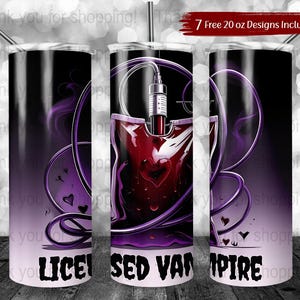 Puede incluir: Un vaso negro y morado con un diseño que presenta una bolsa de sangre con un corazón y las palabras "LICENSED VAMPIRE". Incluye una pajita y el texto "7 Free 20 oz Designs Included".