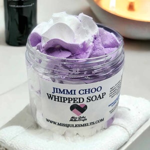 Jymmi Choo Esfoliante com sabonete chicoteado perfumado | Vegano sem crueldade animal | Feito à mão | Pote Grande | Adequado para barbear